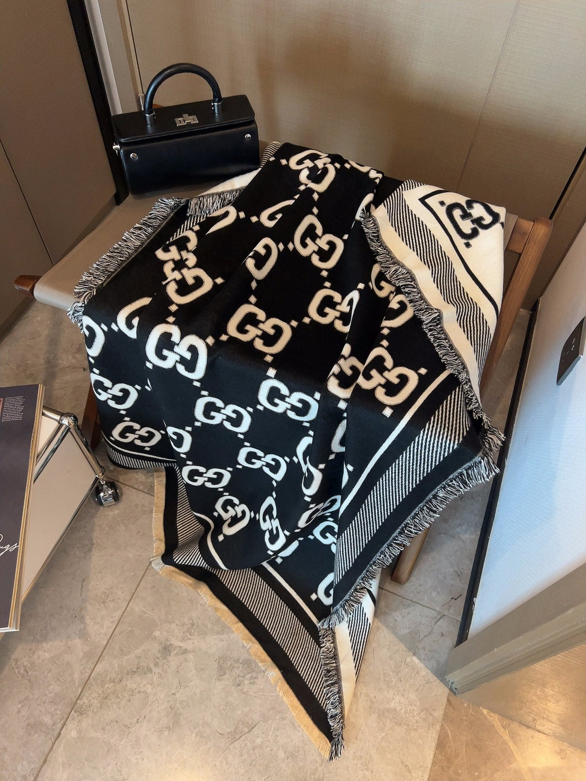 GUCCI SQUARE SCARF 140 CM IN BLACK MIX WHITE SILK CASHMERE  401511
