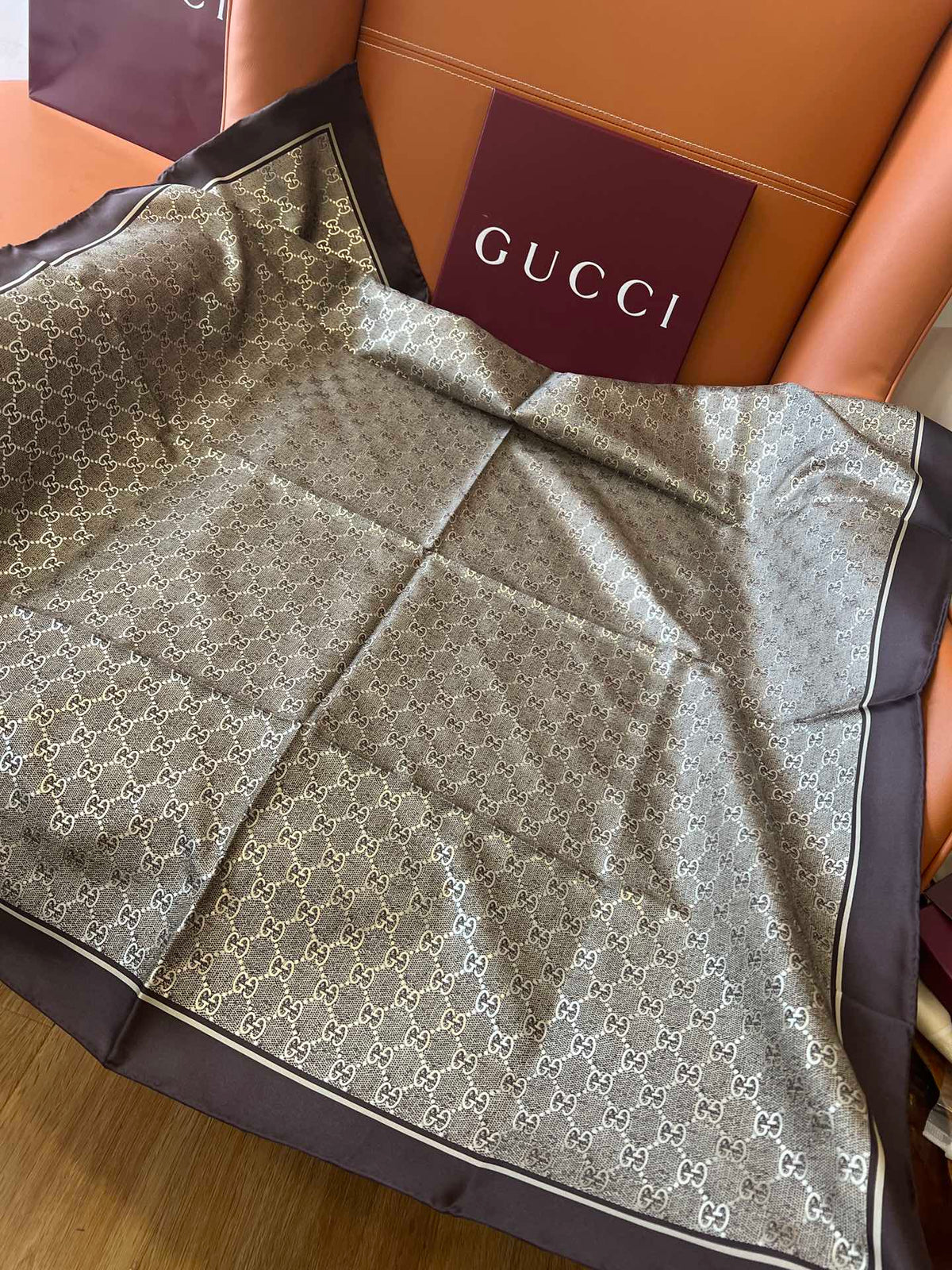 GUCCI 25S SCARF 90 IN SILK 697666