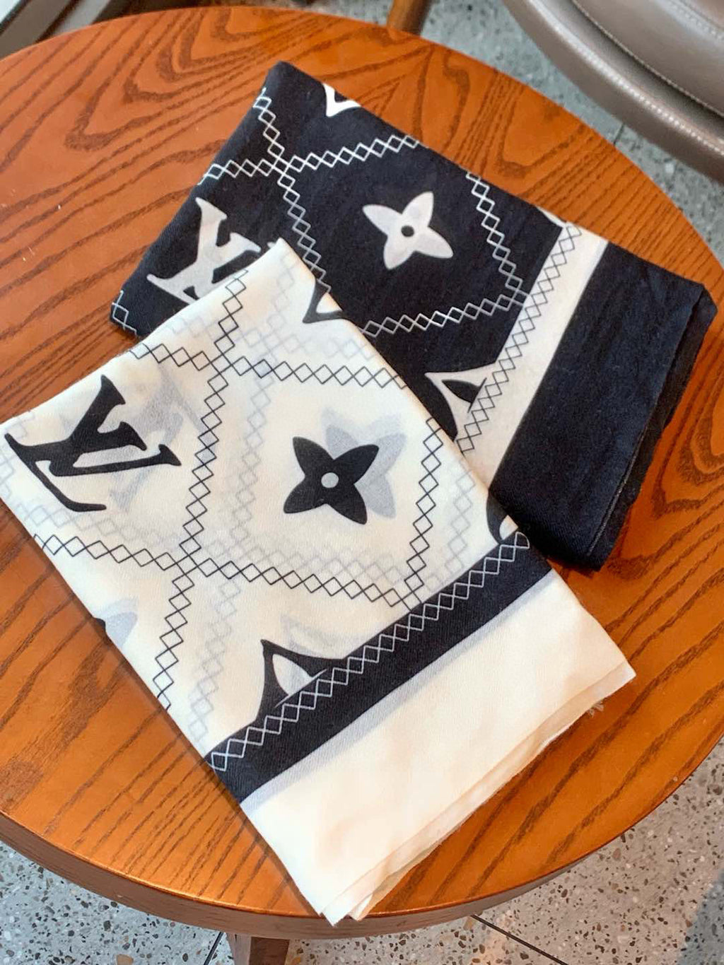 LOUIS VUITTON LV SCARF 200 CM IN CASHMERE 738534
