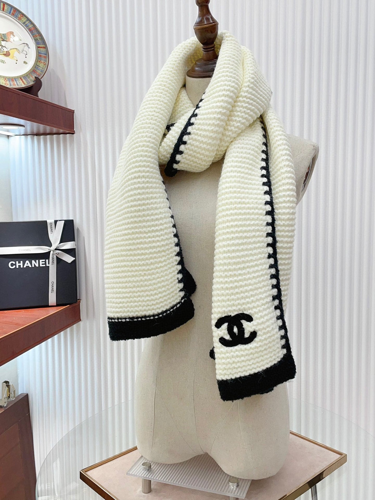 CHANEL KNIT SCARF 200 CM IN WHITE CASHMERE WITH BLACK LOGO 383911