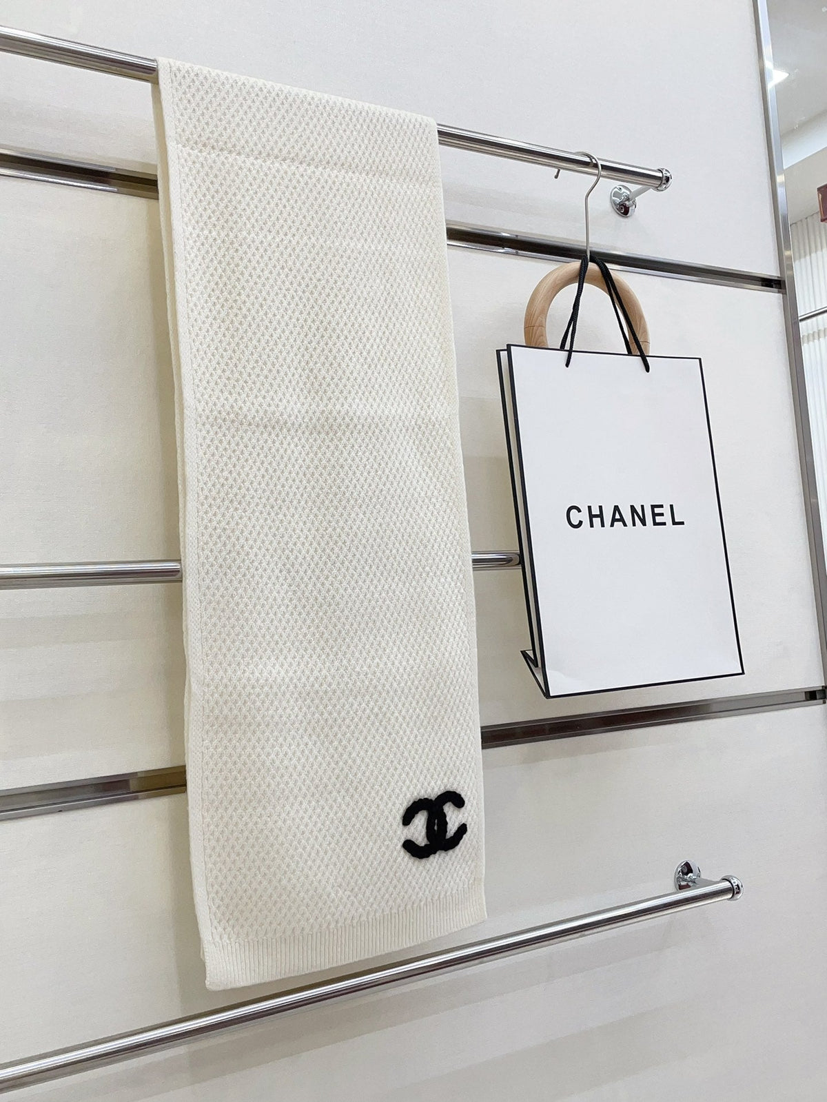 CHANEL SCARF 190 CM IN WHITE CASHMERE 393183