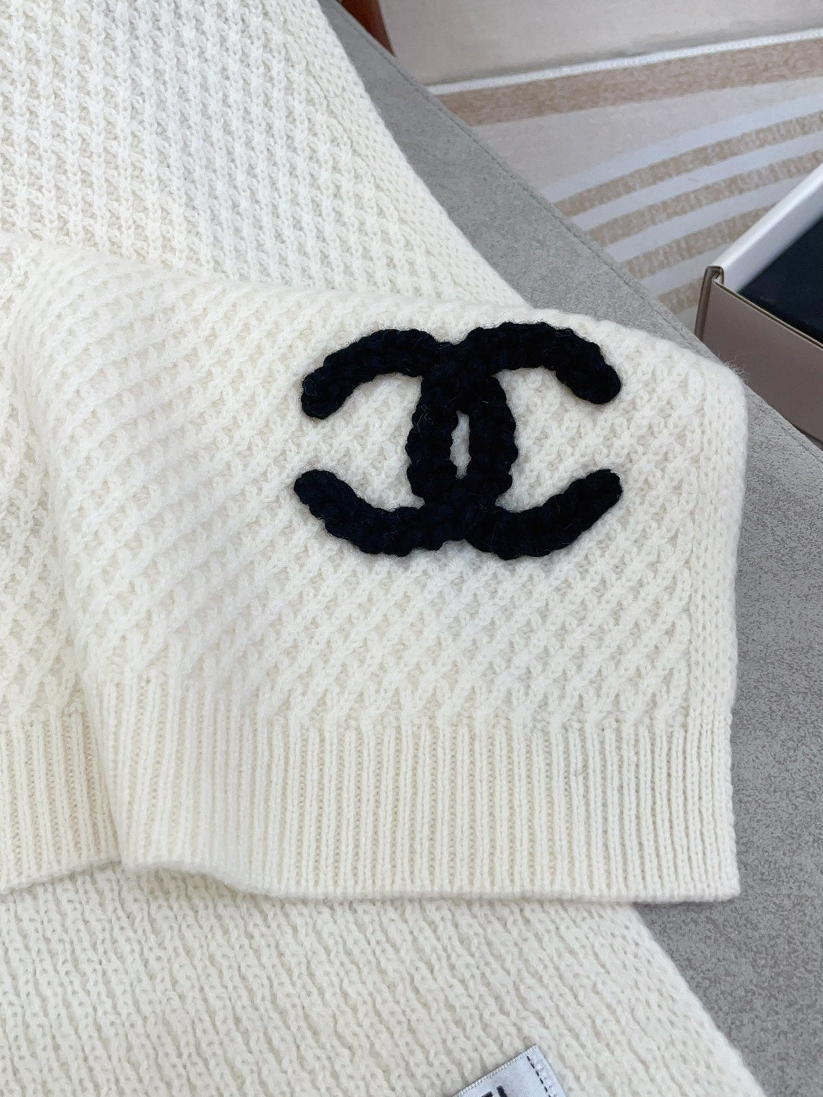 CHANEL SCARF 190 CM IN WHITE CASHMERE 393183