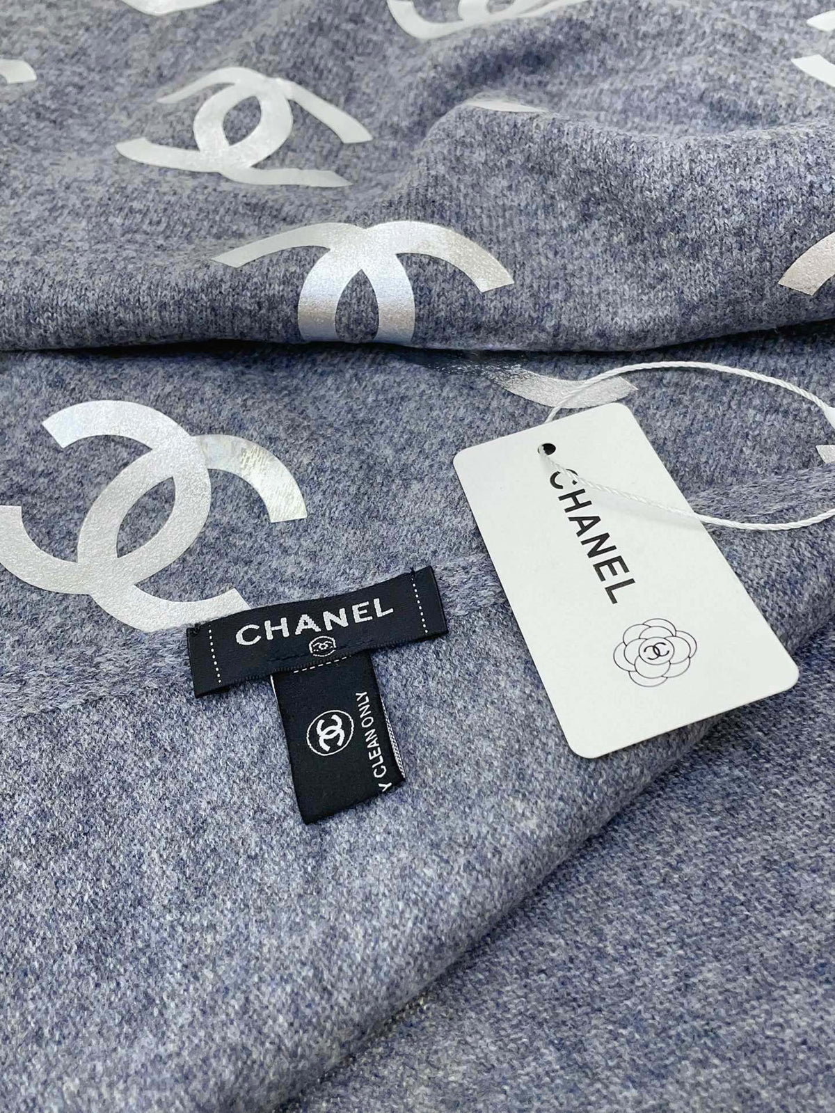 CHANEL SCARF 190 CM IN COOL GRAY CASHMERE WITH SILVER LOGO 401170
