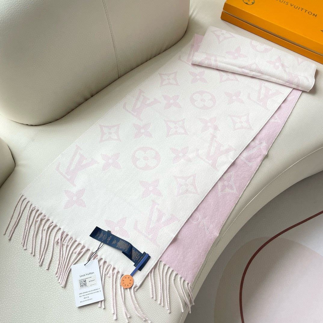 LOUIS VUITTON ESSENTIAL SCARF 186 CM IN LIGHT PINK WOOL 399778