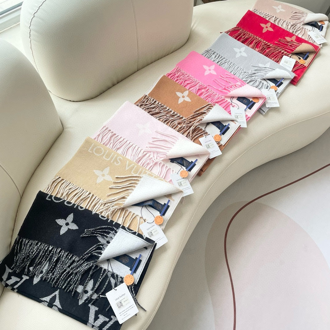 LOUIS VUITTON ESSENTIAL SCARF 186 CM IN LIGHT PINK WOOL 399778