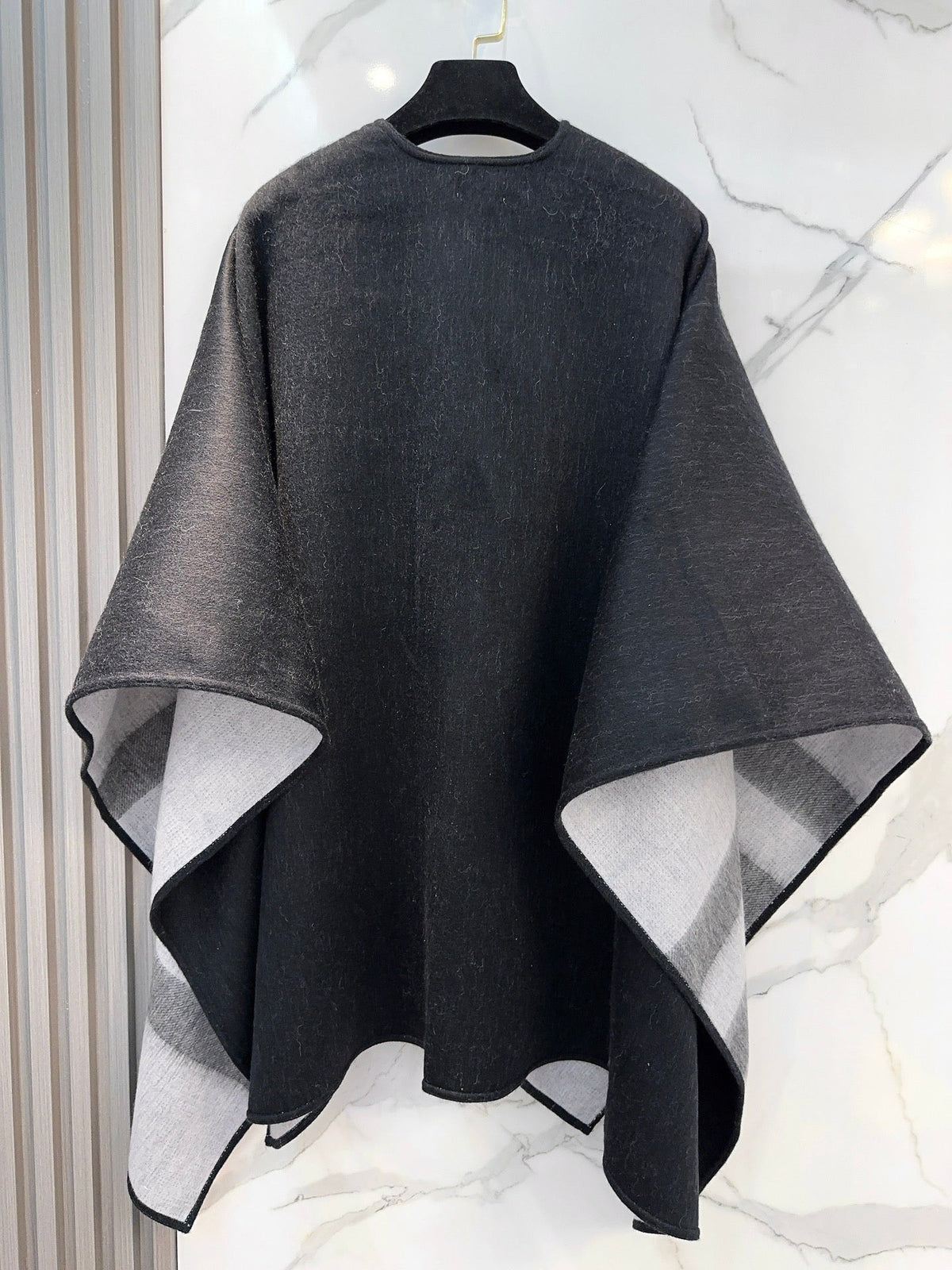 BURBERRY REVERSIBLE CHECK CASHMERE CAPE BLACK AND LIGHT GRAY 410135