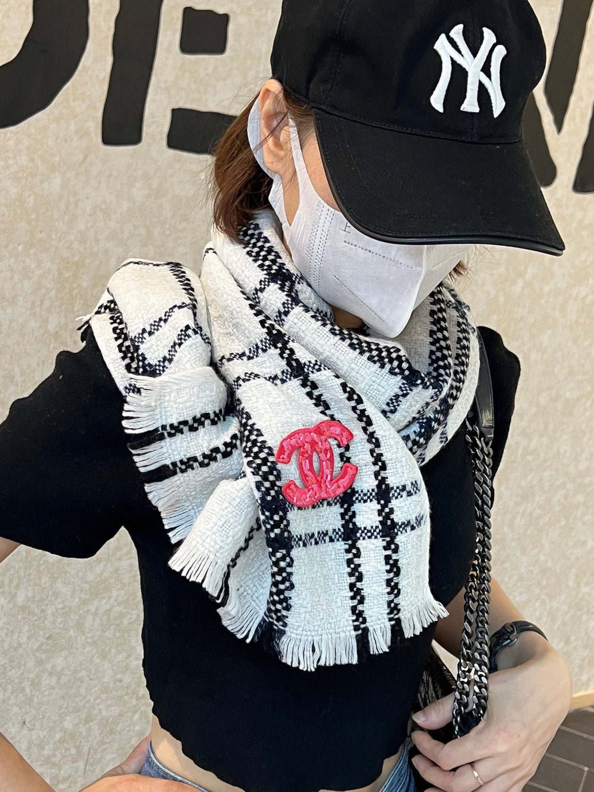 CHANEL SCARF 190 CM IN WHITE MIX BLACK CASHMERE WITH RED LOGO 396472