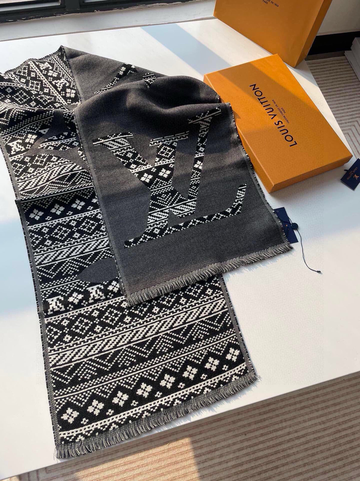 LOUIS VUITTON SCARF 200 CM IN MOUSE GRAY WOOL 390039